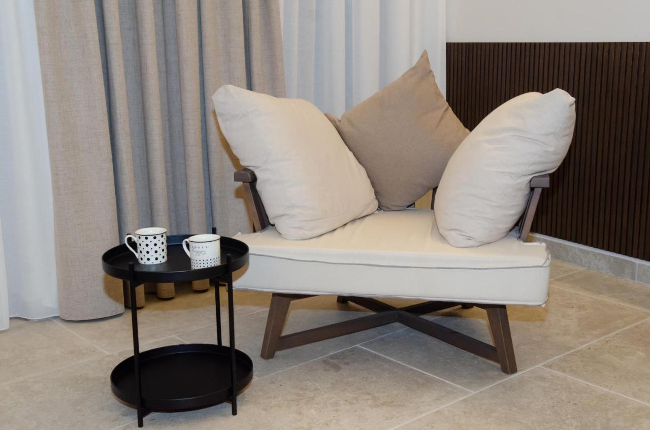 נפפקטוס Leone Suites מראה חיצוני תמונה